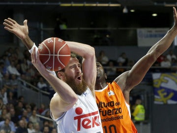 Sergio Rodríguez, entrando a canasta ante la oposición del Valencia Basket