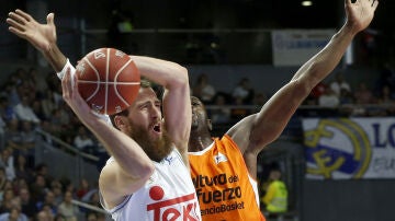 Sergio Rodríguez, entrando a canasta ante la oposición del Valencia Basket