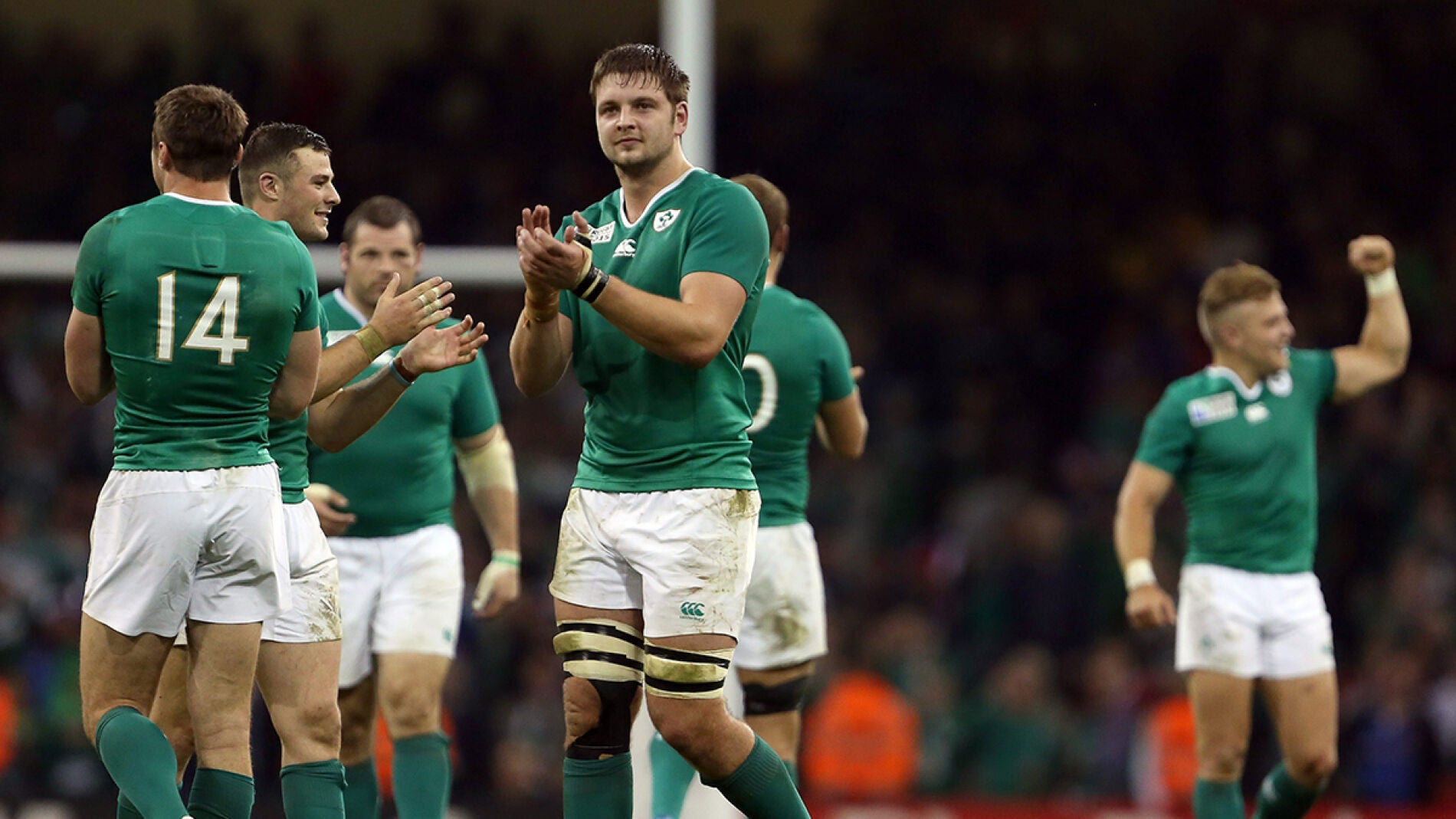 Los jugadores de Irlanda celebran su pase a la siguiente fase