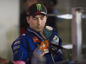 Jorge Lorenzo, observando su móvil