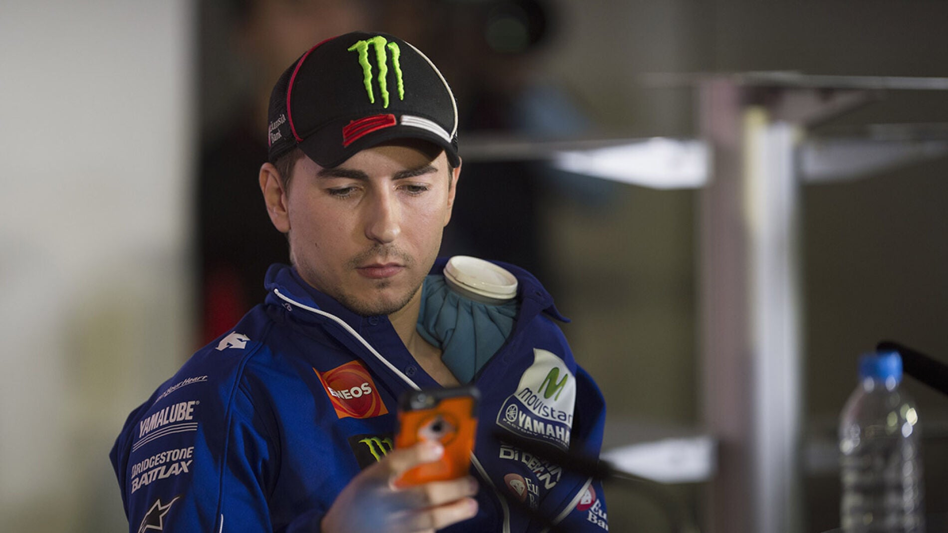 Jorge Lorenzo, observando su m&oacute;vil