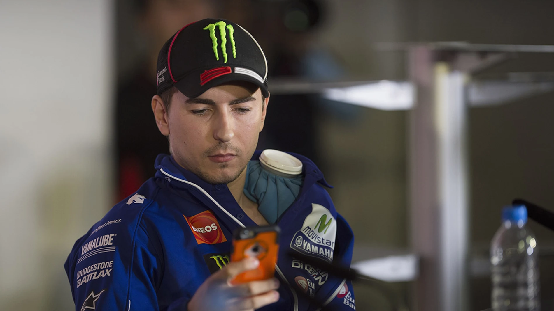 Jorge Lorenzo, observando su móvil Jorge Lorenzo, observando su móvil
