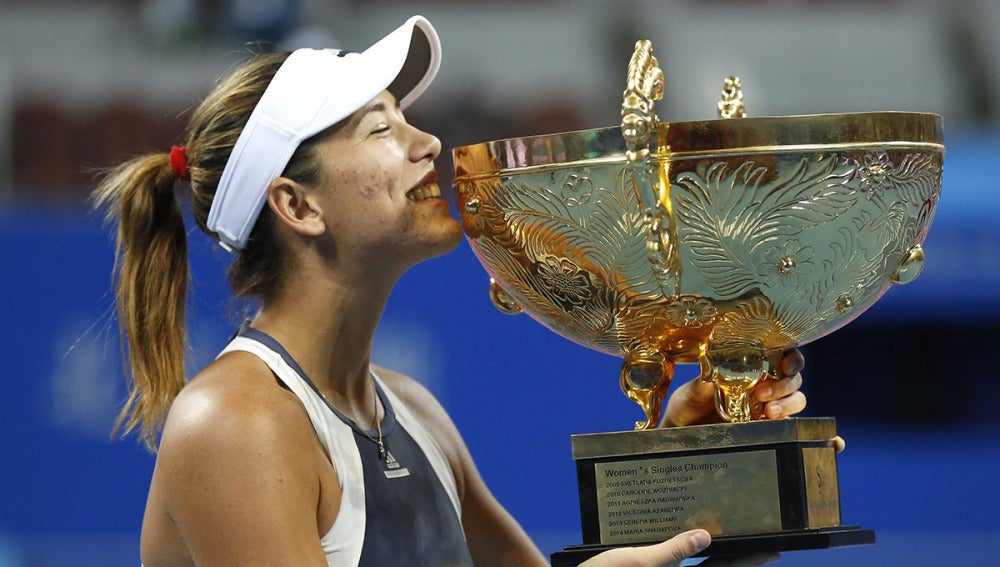 Garbiñe Muguruza, con el trofeo de campeona del Abierto de China