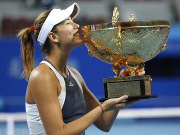 Garbiñe Muguruza, con el trofeo de campeona del Abierto de China