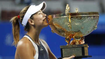 Garbiñe Muguruza, con el trofeo de campeona del Abierto de China