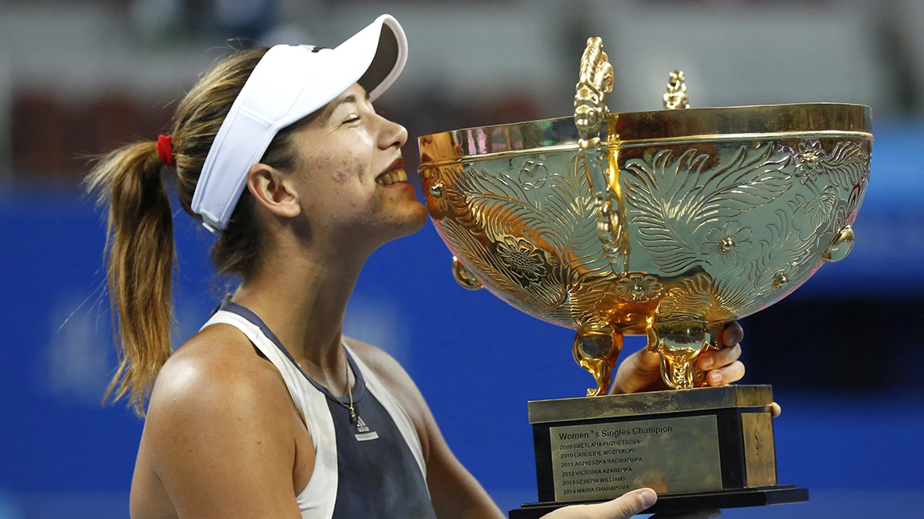 Garbiñe Muguruza, con el trofeo de campeona del Abierto de China Garbiñe Muguruza, con el trofeo de campeona del Abierto de China
