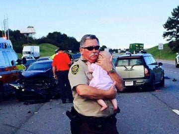 El sheriff de Leeds consolando a un bebé tras un accidente