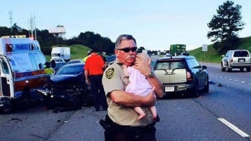 El sheriff de Leeds consolando a un bebé tras un accidente