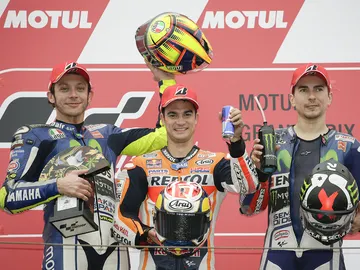 Dani Pedrosa, escoltado por los dos pilotos Yamaha en el podio Dani Pedrosa, escoltado por los dos pilotos Yamaha en el podio
