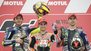 Dani Pedrosa, escoltado por los dos pilotos Yamaha en el podio