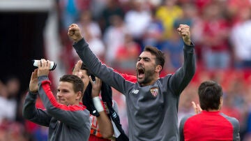 Iborra celebra una victoria del Sevilla