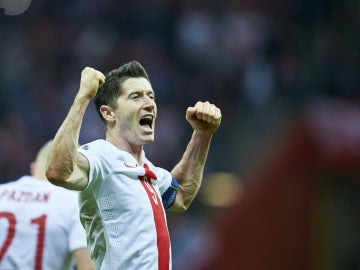 Robert Lewandowski celebra un gol con Polonia