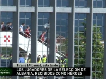 Llegada de los jugadores de Albania a Tirana