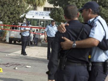 La policía israelí acordona el lugar donde una mujer palestina ha apuñalado a un guardia de fronteras 