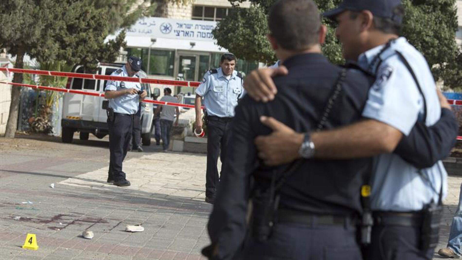 La polic&iacute;a israel&iacute; acordona el lugar donde una mujer palestina ha apu&ntilde;alado a un guardia de fronteras 