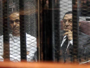 Hosni Mubarak y su hijo Gamal 