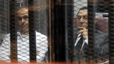 Un tribunal egipcio ordena la puesta en libertad de los hijos de Hosni Mubarak
