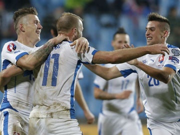 Los jugadores de Eslovaquia celebran el triunfo y la clasificación