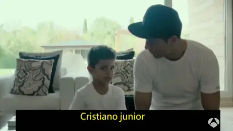 Cristiano Ronaldo junto a su hijo Cristiano Ronaldo junto a su hijo