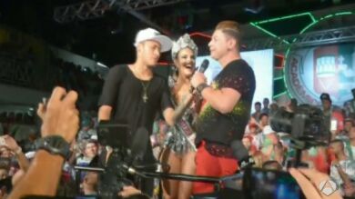 Neymar apura sus vacaciones coronando a la reina del carnaval de Santos