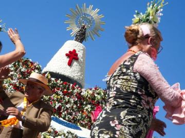 La ofrenda floral de la Virgen del Pilar bate un récord con casi 300.000 oferentes