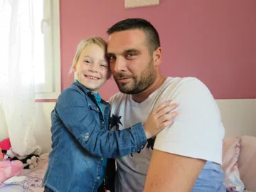 La pequeña Naëlle Dupré y su padre, Jonathan, posan ante la prensa local La pequeña Naëlle Dupré y su padre, Jonathan, posan ante la prensa local