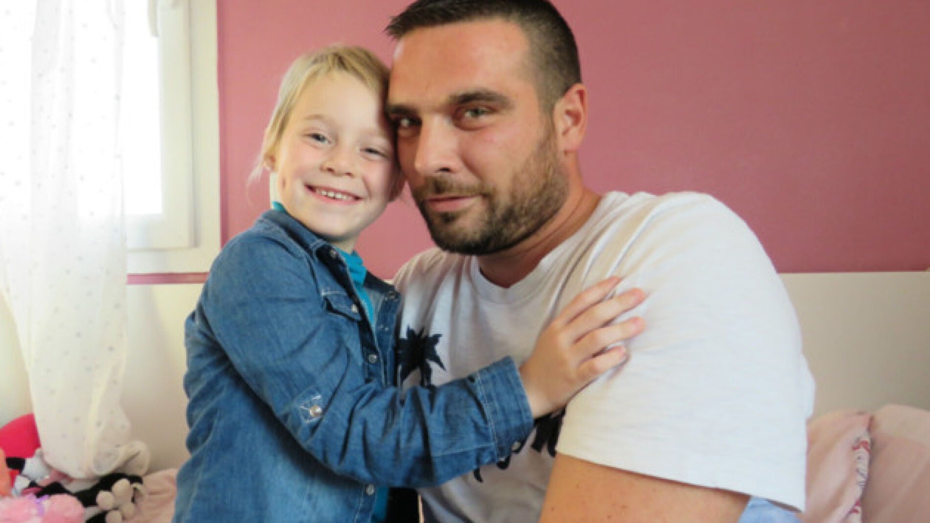 La peque&ntilde;a Na&euml;lle Dupr&eacute; y su padre, Jonathan, posan ante la prensa local