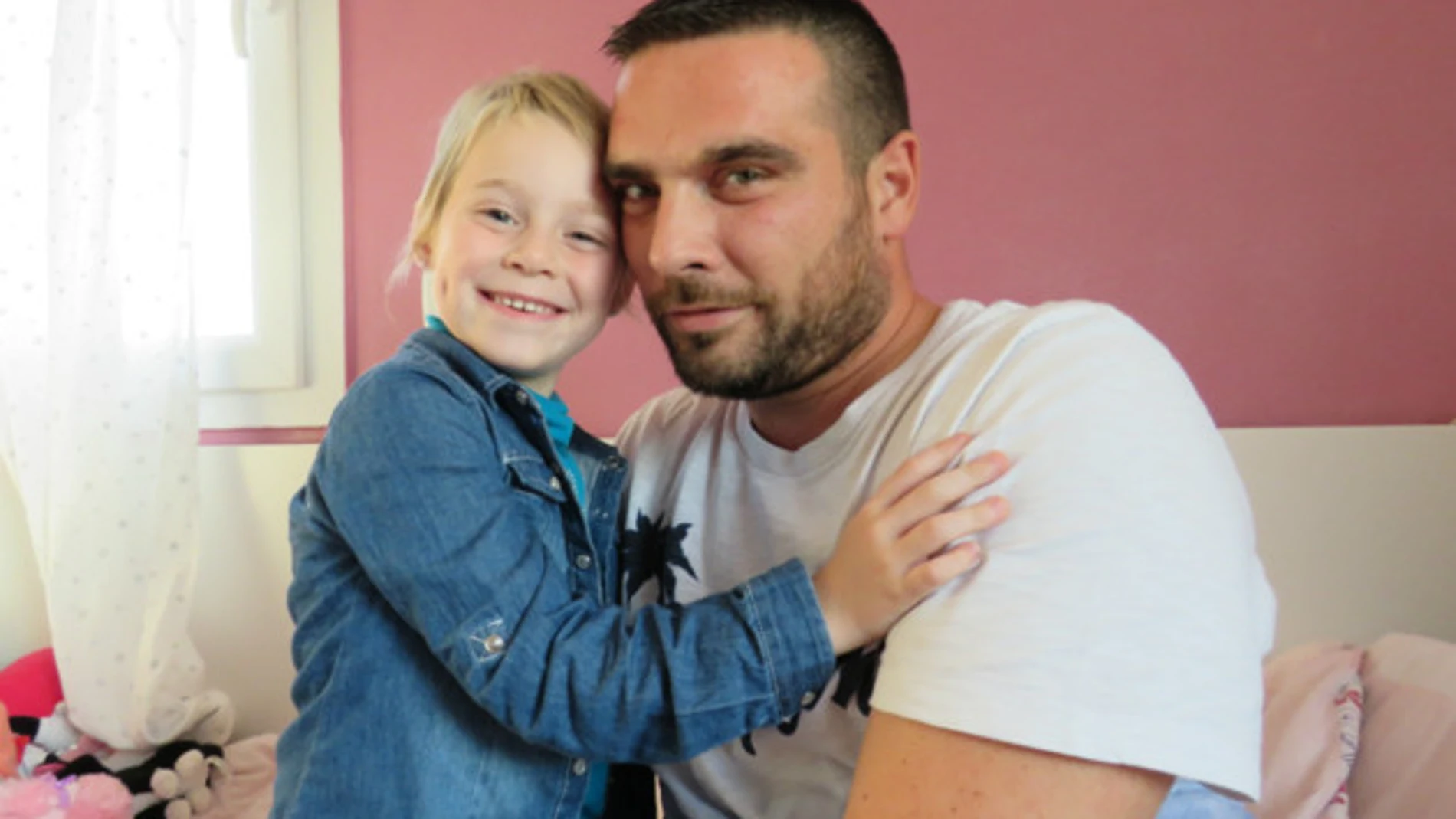 La pequeña Naëlle Dupré y su padre, Jonathan, posan ante la prensa local La pequeña Naëlle Dupré y su padre, Jonathan, posan ante la prensa local