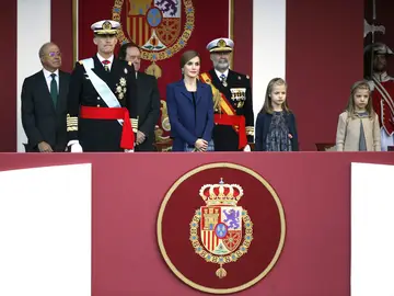 Los Reyes acompañados de sus hijas presiden el Desfile Los Reyes acompañados de sus hijas presiden el Desfile