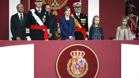 Los Reyes acompañados de sus hijas presiden el Desfile Los Reyes acompañados de sus hijas presiden el Desfile