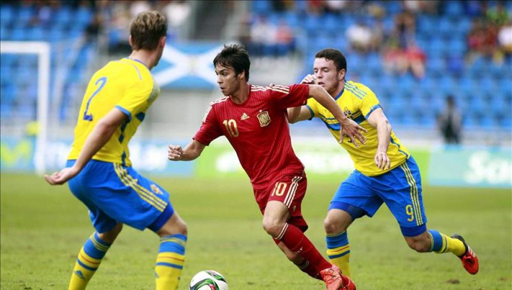Óliver conduce el balón en el partido ante Suecia