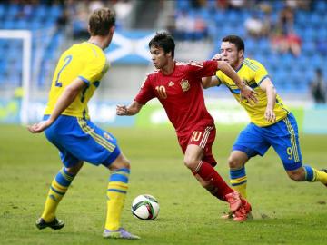 Óliver conduce el balón en el partido ante Suecia
