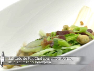 Pak Choi con jamón ibérico, atún ahumado y berenjena