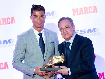 Florentino posa junto a Cristiano Ronaldo y su Bota de Oro Florentino posa junto a Cristiano Ronaldo y su Bota de Oro