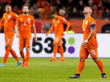 Los jugadores de Holanda se lamentan tras quedarse fuera de la Eurocopa