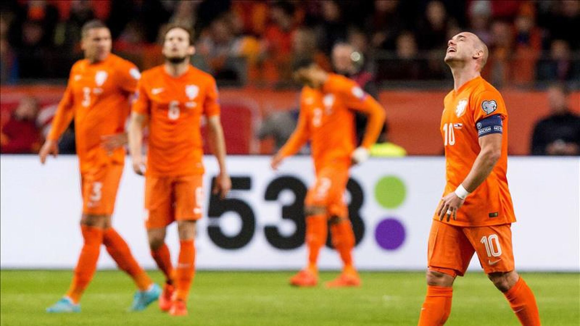 Los jugadores de Holanda se lamentan tras quedarse fuera de la Eurocopa