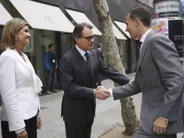 El Rey Felipe VI saluda con Artur Mas El Rey Felipe VI saluda con Artur Mas