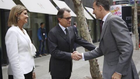El Rey Felipe VI saluda con Artur Mas