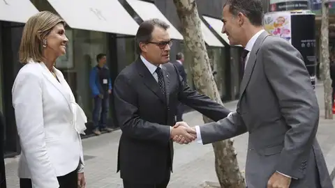 El Rey Felipe VI saluda con Artur Mas El Rey Felipe VI saluda con Artur Mas