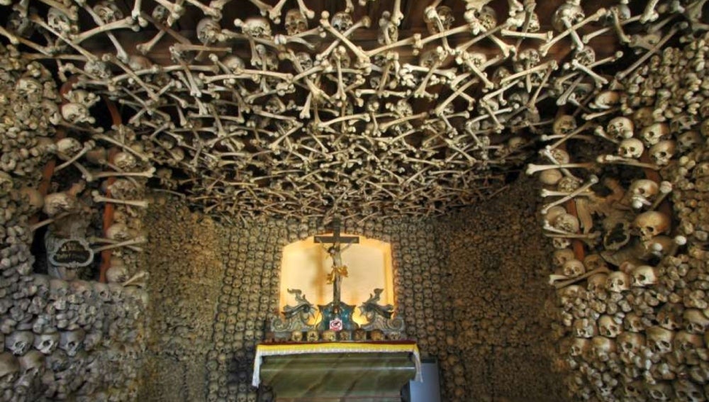 Altar de las catacumbas de París.