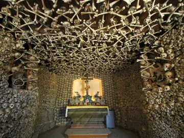 Altar de las catacumbas de París. Altar de las catacumbas de París.