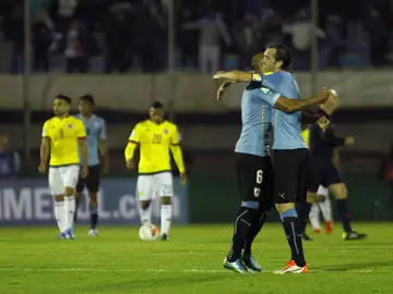 Godín, capitán de Uurguay, celebra la victoria ante Colombia Godín, capitán de Uurguay, celebra la victoria ante Colombia