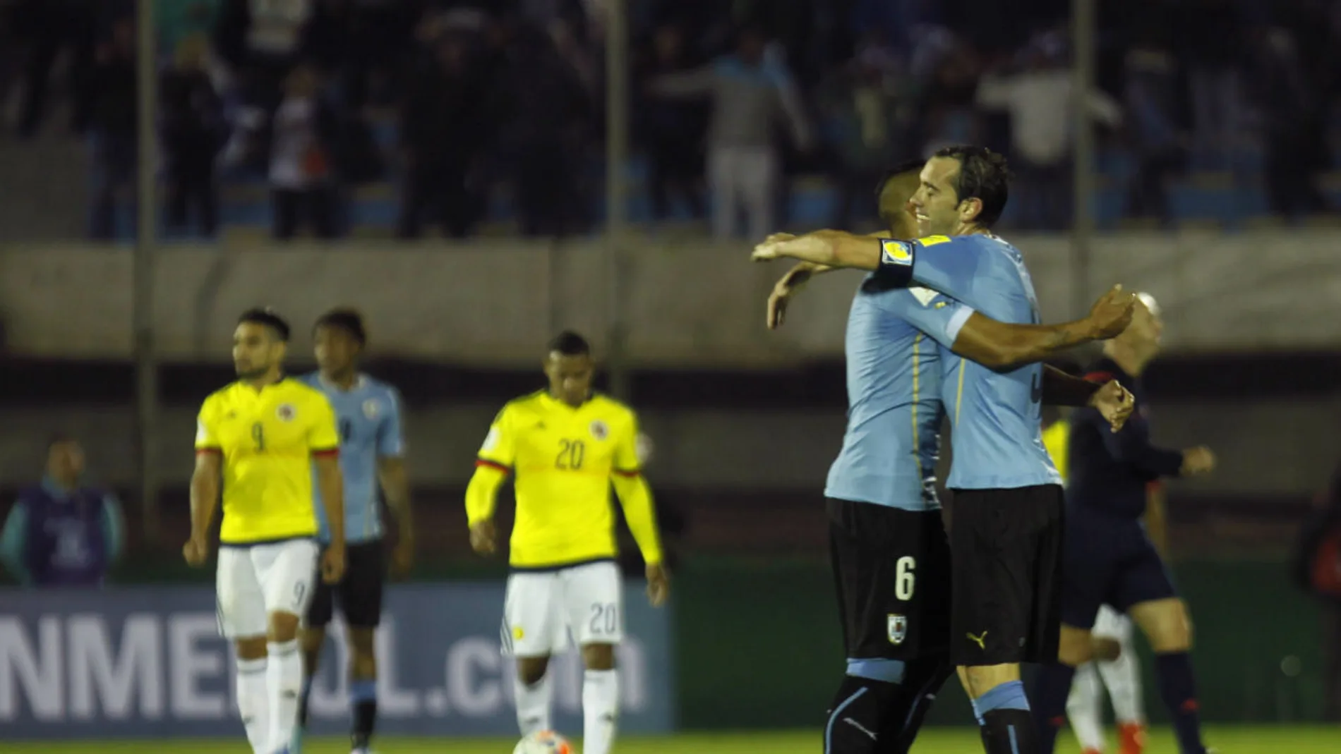 Godín, capitán de Uurguay, celebra la victoria ante Colombia Godín, capitán de Uurguay, celebra la victoria ante Colombia
