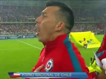 Los jugadores de Chile cantan su himno