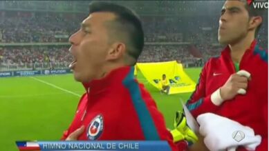 La monumental pitada de los aficionados de Perú al himno de Chile
