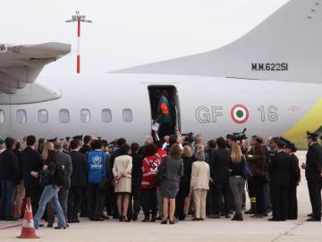 Refugiados suben a bordo de un avión