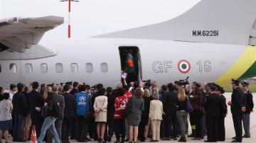 Refugiados suben a bordo de un avión