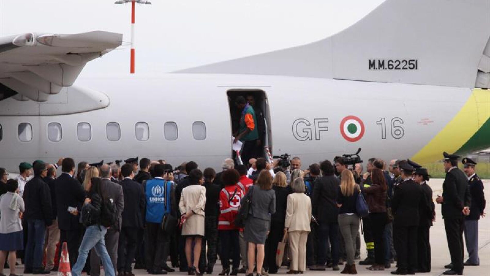 Refugiados suben a bordo de un avi&oacute;n