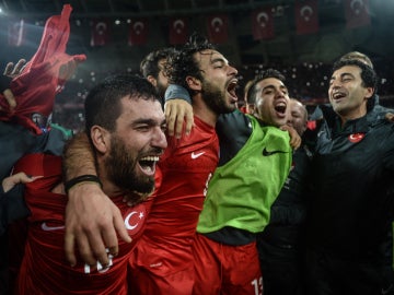 Arda Turan celebra con sus compañeros la clasificación de Turquía para la Eurocopa 2016
