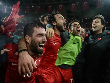 Arda Turan celebra con sus compañeros la clasificación de Turquía para la Eurocopa 2016 Arda Turan celebra con sus compañeros la clasificación de Turquía para la Eurocopa 2016